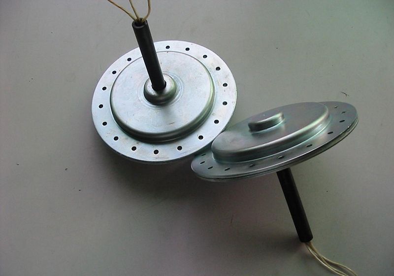 磁盤式三相發(fā)電機(jī)星連接有四個(gè)終端，如何連接整流器橋？