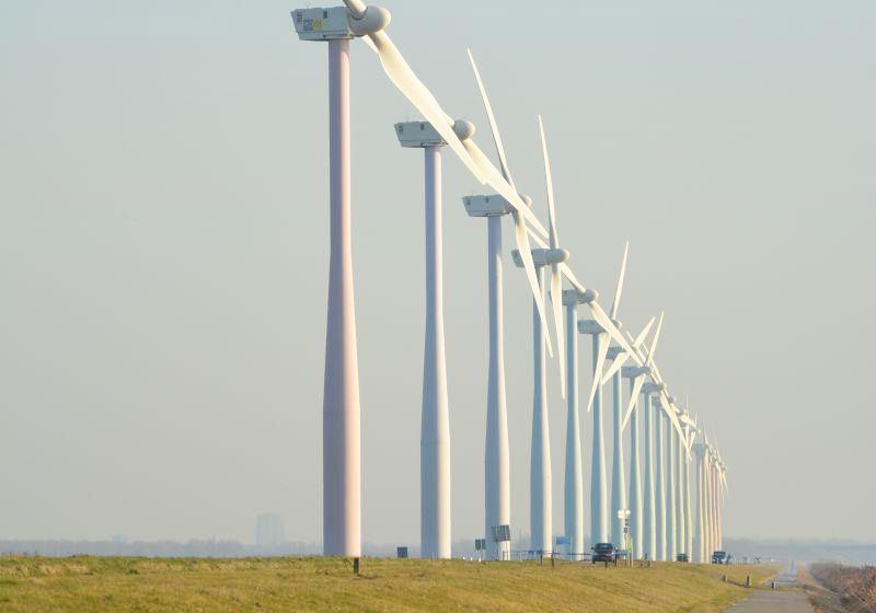 為什么風(fēng)力發(fā)電機都隔得很遠？