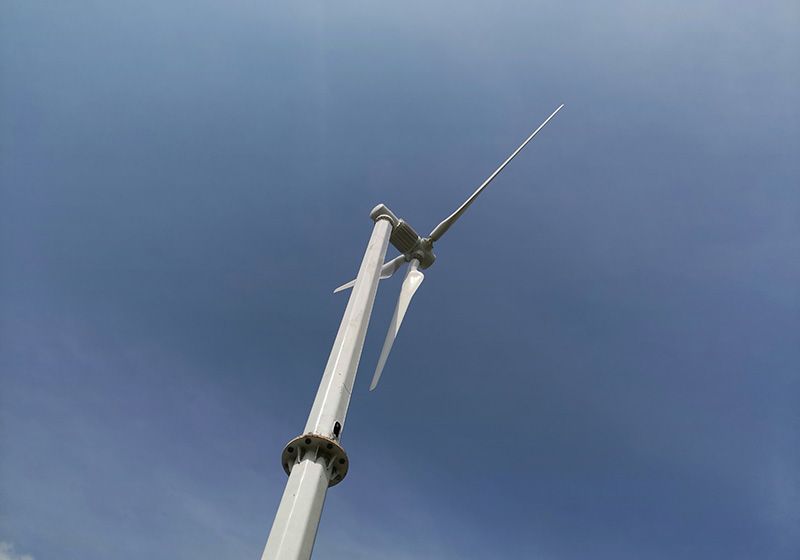 小型家用光伏板和小型風(fēng)力發(fā)電機能同時連接電池嗎？